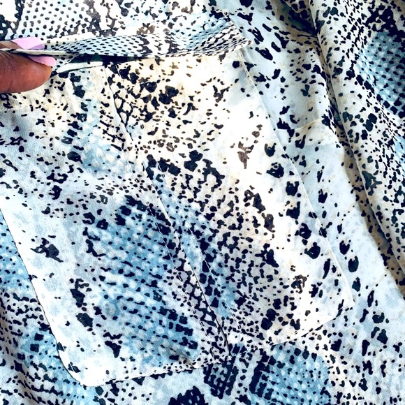 ✨ Daniel Rainn✨ Snake Print V-Neck Blouse W/Two Slip Pockets& Gold Cone Buttons - Picture 6 of 13